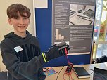 Farell Nonnenmacher gewann in der j&uuml;ngeren Altersgruppe mit einem Projekt zu Graphit als elektrischer Leitung. (Foto: ssc)