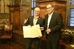 Uwe Seeber (li.) - Ehrung im Ratssaal im Historischen Rathaus in Mühlhausen (Foto: Eva Maria Wiegand) Uwe Seeber (li.) - Ehrung im Ratssaal im Historischen Rathaus in Mühlhausen (Foto: Eva Maria Wiegand)