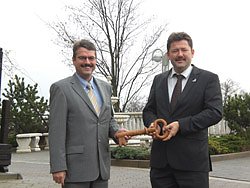 Schl&uuml;ssel&uuml;bergabe Hotel Residenz (Foto: Bachmann Hotels)