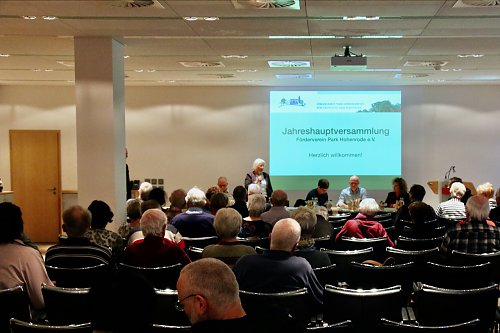 Zur Hauptversammlung in der Kreissparkasse lie&szlig; man das Jahr Revue passieren (Foto: F&ouml;rderverein Park Hohenrode)