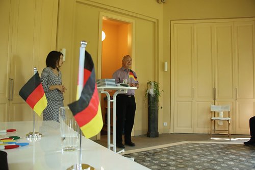 Der 2. Beigeordnete des Kreises, Dirk Schimm organisiert die &ouml;ffentlichen Einb&uuml;rgerungszeremonien (Foto: agl)