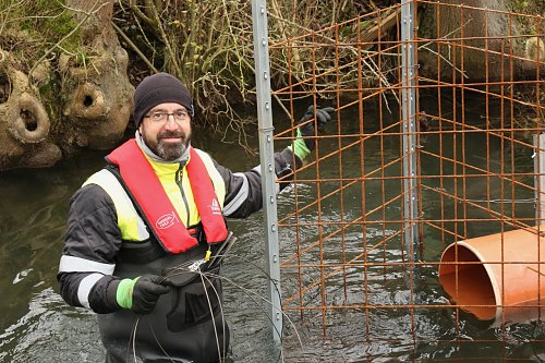 Mit dem Gitter vor dem Zulauf sollen die Biber davon abgehalten werden, den Abfluss wieder zu verstopfen (Foto: agl)