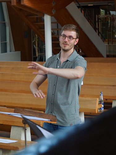 Keno Hankel dirigiert (Foto: David Fasold)