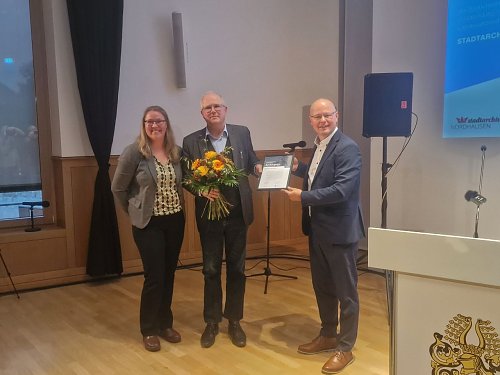 Die Auszeichnung erhielt das Archiv aus den H&auml;nden des Staatssekret&auml;rs f&uuml;r Bildung, Wissenschaft und Kultur, Prof. Teichert (Foto: agl)