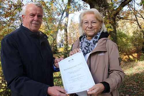 Dankesch&ouml;n f&uuml;r einen alten Freund des Parks; Olaf Salomon und Hannelore Haase (Foto: F&ouml;rderverein Park Hohenrode)