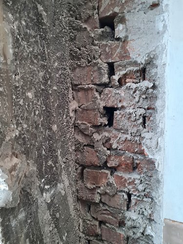 Die Innenmauern sind an vielen Stellen, wie auf diesem Foto zu sehen, schon beim Bau nicht fachm&auml;nnisch ausgef&uuml;hrt worden.  (Foto: SWG Nordhausen/ S.Schedwill)