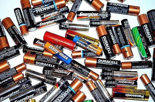 Symbolbild Batterien und Akkus (Foto: Pixabay-PublicDomainPictures)