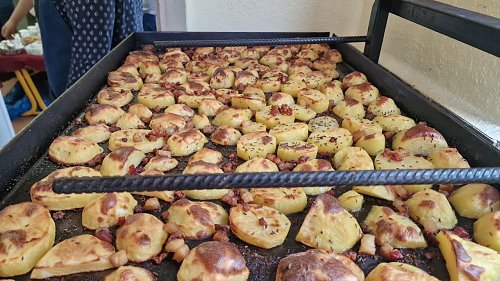 Die Kartoffelscheiben kommen frisch gebacken aus dem Ofen von Meister Sievert  (Foto: agl)