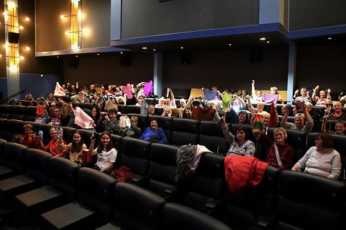 Rund 60 eifrige Strickfreunde kamen gestern im Nordh&auml;user Kino zusammen (Foto: agl)