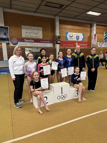 nett M&uuml;ller-Junge (Trainerin), Mathea, Diana, Gundula Tippner (Trainerin), Amy , Mira, Emilia, Frank Lahn (Trainer), Amelie (Betreuerin), vordere Reihe: Anna, Mathilda (Foto: Gundula Unger)