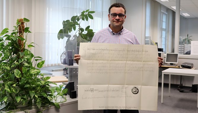 Michael Schütze mit der Urkunde der Ersterwähnung (Foto: ©Stadtverwaltung Nordhausen)