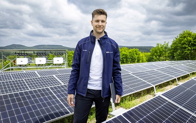 Ingenieur Maximilian Henkel beantwortet beim 2. Umwelttag in Gernrode Fragen zum Thema „Photovoltaik“ (Foto: Bertram Bölkow)