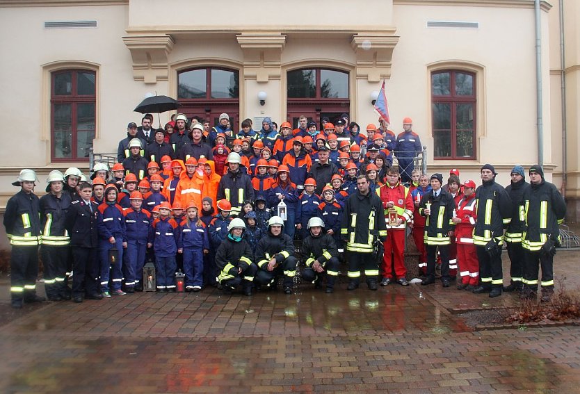 Gruppenbild vor dm Landratsamt (Foto: A. Liesegang)