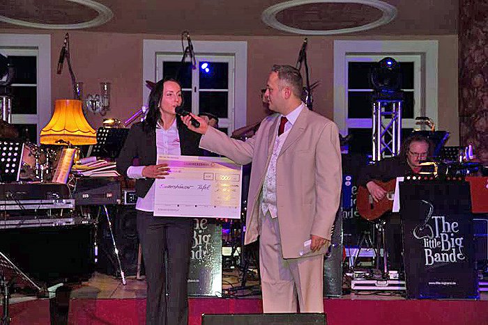 Scheck f&uuml;r die Sondersh&auml;user Tafel (Foto: Martin Ludwig)