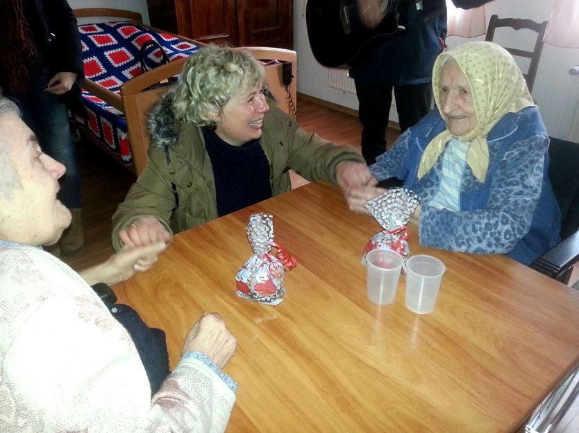 Anke Stilzebach (Mitte) besuchte die &auml;lteste Bewohnerin (101 Jahre alt) eine Altenheimes in Hetzeldorf, Rum&auml;nien und &uuml;berbrachte eine Weihnachts&uuml;berraschung aus Deutschland. (Foto: Anke Stilzebach)