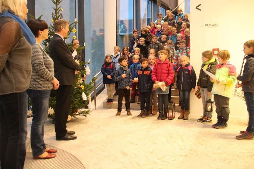 Evangelische Grundschule trug ihr Licht bis in das B&uuml;rgerhaus (Foto: Patrick Grabe, Pressestelle Stadt Nordhausen)