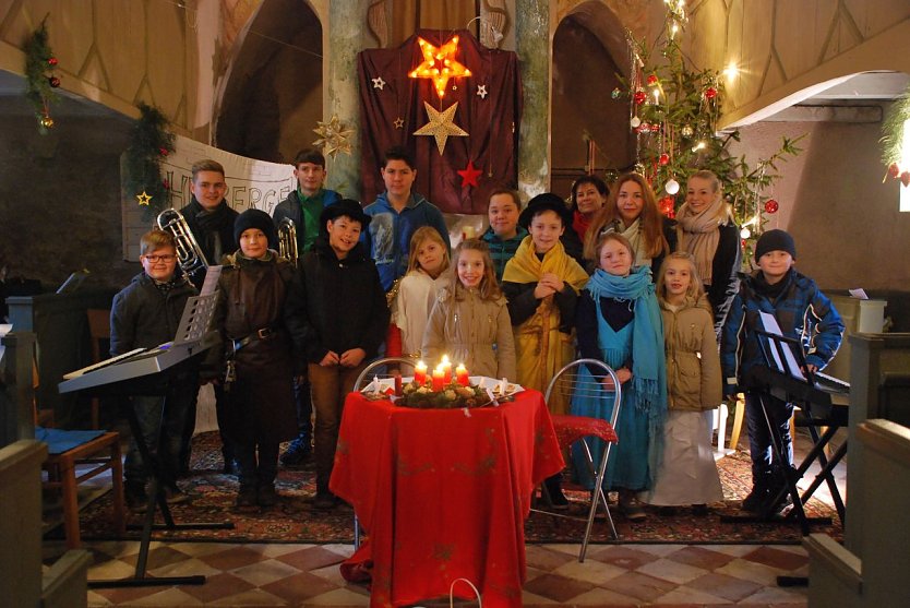 16 Kinder und Jugendliche gestalteten unter Leitung von Renate R&uuml;diger das Krippenspiel in ihrer Kirche in Lengefeld. (Foto: Jochen Miche)