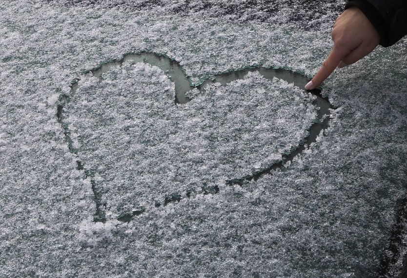 Der Winter kehrt zur&uuml;ck. Jedenfalls hatte es heute Morgen, als wieder mal die Autoscheiben freigekratzt werden mussten, den Eindruck. Aber: Es steht auch der Valentinstag bevor, zu dem am Sonntag in die Autobahnkirche Rothenschirmbach eingeladen wird. Dort d&uuml;rfte jedem warm ums Herz werden, egal, wie frostig es drau&szlig;en ist. (Foto: Klaus Winterfeld)