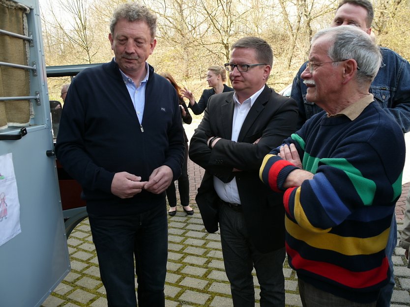 Gerhard Bause erkl&auml;rt den Barkas (Foto: Ilka K&uuml;hn)