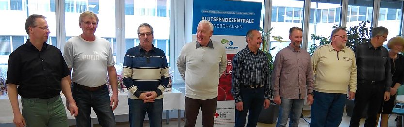  Ehrungen und ein herzliches Dankesch&ouml;n an Menschen f&uuml;r ihre 100. Blutspende. (Foto: Kurt Frank)