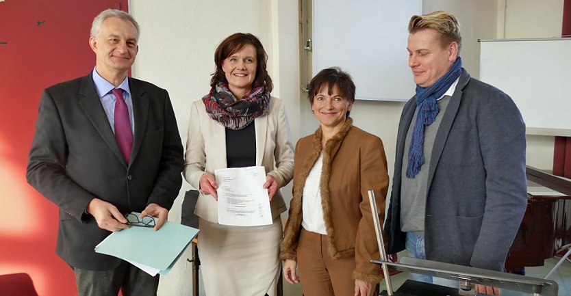 F&ouml;rderbescheid in den H&auml;nden (Foto: Landratsamt Kyffh&auml;userkreis)