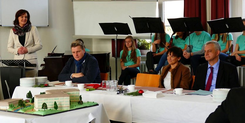 F&ouml;rderbescheid in den H&auml;nden (Foto: Landratsamt Kyffh&auml;userkreis)