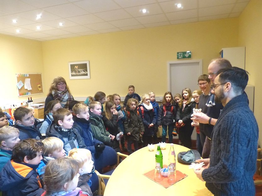 Tragt ein Licht in die Welt - die Sch&uuml;ler der Evangelischen Grundschule war heute am Theater zu Gast (Foto: Birgit Susemihl)