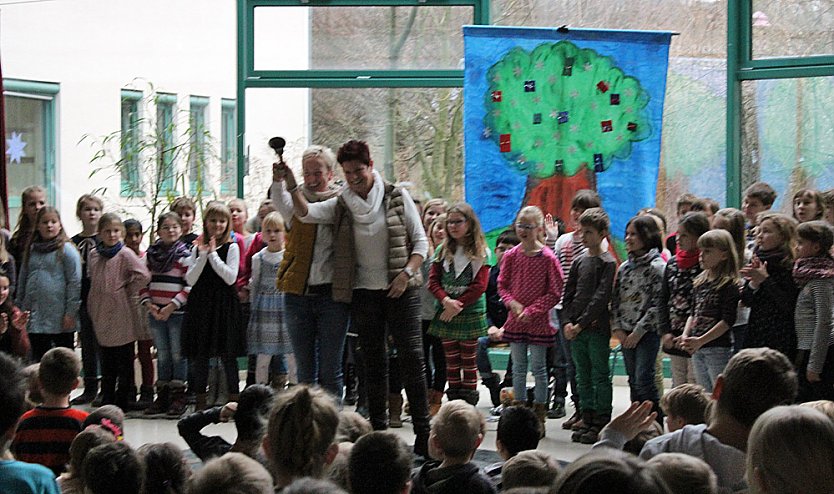 Weihnachtsliede in der Talstraße (Foto: Karl-Heinz Herrmann) Weihnachtsliede in der Talstraße (Foto: Karl-Heinz Herrmann)