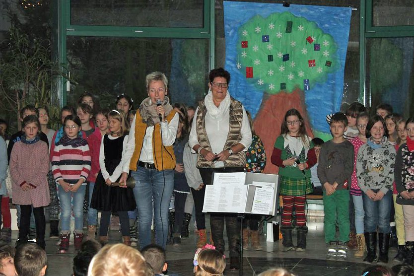 Weihnachtsliede in der Talstraße (Foto: Karl-Heinz Herrmann) Weihnachtsliede in der Talstraße (Foto: Karl-Heinz Herrmann)