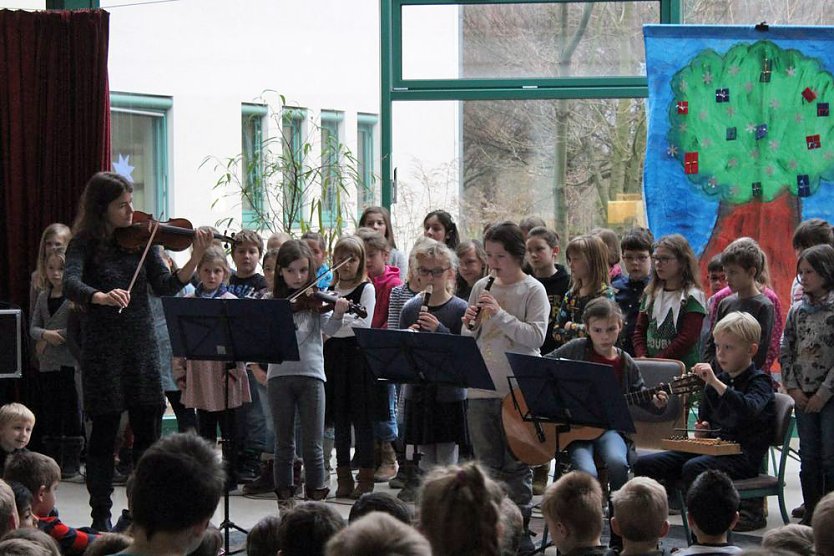Weihnachtsliede in der Talstraße (Foto: Karl-Heinz Herrmann) Weihnachtsliede in der Talstraße (Foto: Karl-Heinz Herrmann)