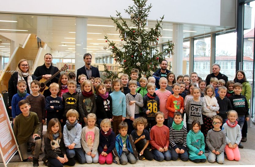 Die evangelische Grundschule brachte der Stadtverwaltung ein St&auml;ndchen (Foto: Ilona Bergmann, Pressestelle Stadt Nordhausen)
