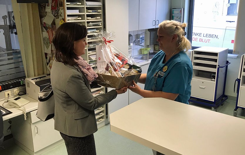 Weihnachtsbesuche in den DRK-Krankenhäusern (Foto: Karl-Heinz Herrmann) Weihnachtsbesuche in den DRK-Krankenhäusern (Foto: Karl-Heinz Herrmann)