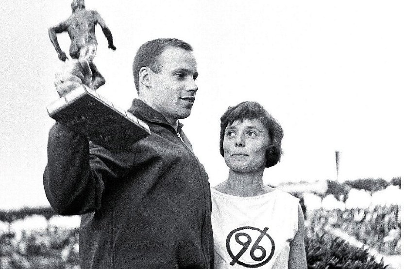 Erika Fisch &uuml;berreicht 1965 den Rudolf-Harbig-Ged&auml;chtnispreis an Manfred Kinder, im Jahr davor hatte sie ihn selbst erhalten. (Foto: DJV Bildportal)