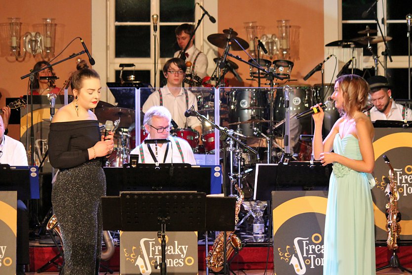 Wieder stehende Ovationen im Achteckhaus (Foto: Karl-Heinz Herrmann)