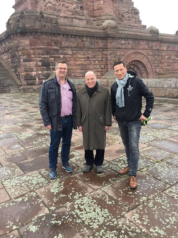 Gregor Gysi (Die Linke) besuchte heute das Kyffh&auml;userdenkmal... (Foto: Volker Stietzel)