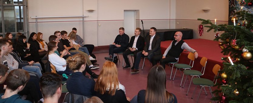 Warum in die Ferne schweifen? - Diskussionrunde am Herder-Gymnasium (Foto: Angelo Glashagel)