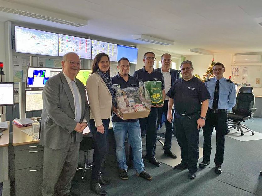 Weihnachtsbesuche der Landrätin im Kyffhäuserkreis (Foto: Landratsamt Kyffhäuserkreis) Weihnachtsbesuche der Landrätin im Kyffhäuserkreis (Foto: Landratsamt Kyffhäuserkreis)