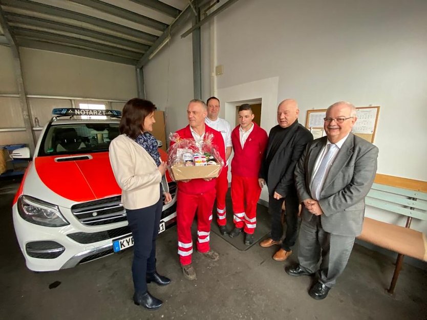 Weihnachtsbesuche der Landrätin im Kyffhäuserkreis (Foto: Landratsamt Kyffhäuserkreis) Weihnachtsbesuche der Landrätin im Kyffhäuserkreis (Foto: Landratsamt Kyffhäuserkreis)