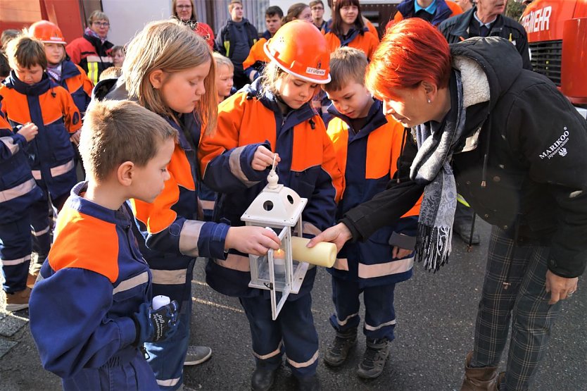 Katrin Sch&ouml;nemann empf&auml;ngt in Niedersachswerfen die Jugendwehr und das Frriedenslicht.  (Foto: Susanne Schedwill)