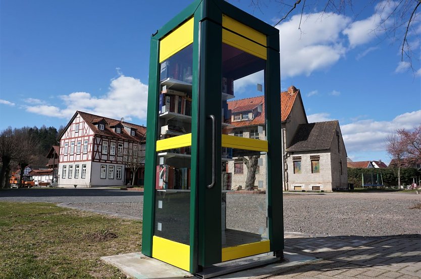 Die B&uuml;cherzelle steht auf dem Kirchplatz. (Foto: Susanne Schedwill)