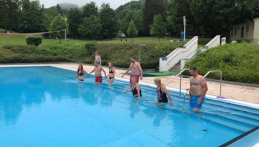 Anbaden mit B&uuml;rgermeister. Frank Rostek in der Mitte mit roten Badehose. (Foto: A.Meyer)
