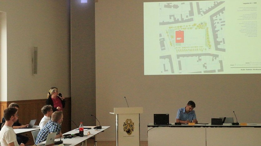 Das neue Parkhaus w&uuml;rde nach jetziger Planung rund ein Drittel des Platzes einnehmen (Foto: agl)