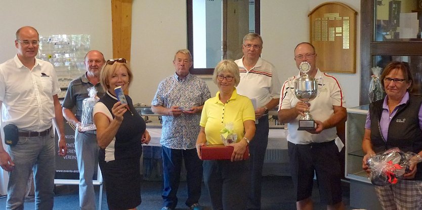 Siegerinnen und Sieger des Turniers mit dem Landrat (Foto: H.-L. Holzapfel)