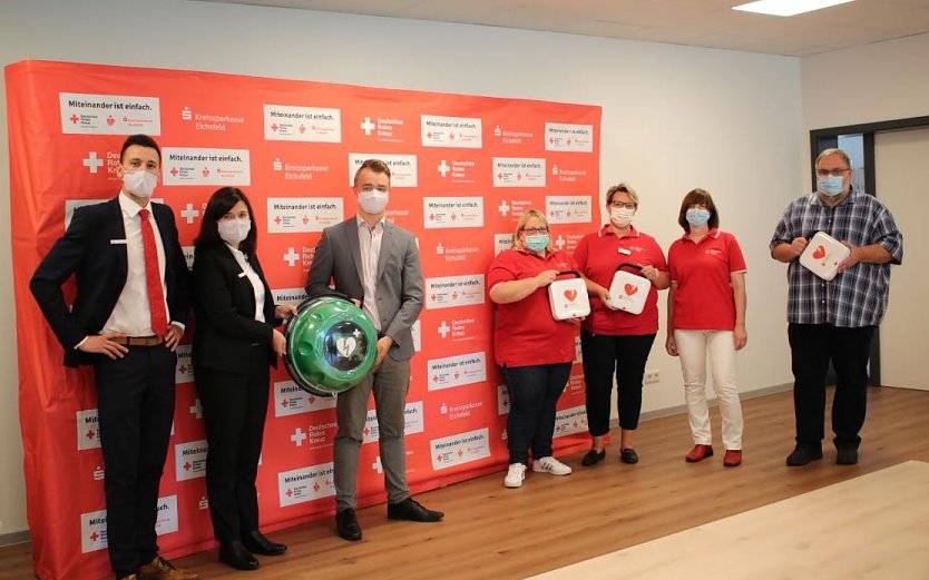 Kreissparkasse &uuml;bergab f&uuml;nf weitere Defibrillatoren an das DRK im Eichsfeld (Foto: DRK)