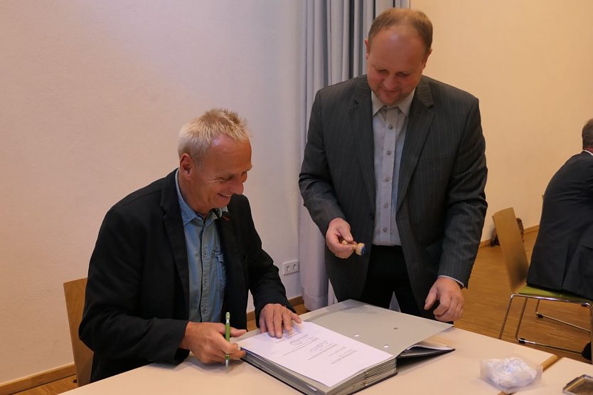 Verbandsvorsitzender Herr Weidt mit dem stellvertretenden Geschäftsleiter Herrn Rechner (Foto: Gemeinde Werther)