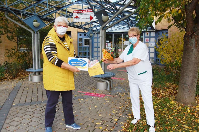 Frau Kaiser erhält Zertifikat  (Foto: Helios Klinik )