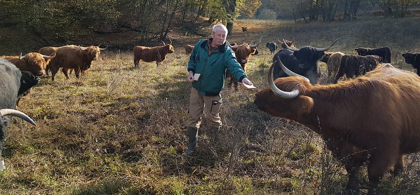 Meyk Forst mit der Herde Schottisches Hochlandrind auf einer Weide in der R&uuml;digsdorfer Schweiz. (Foto: Kurt Frank)