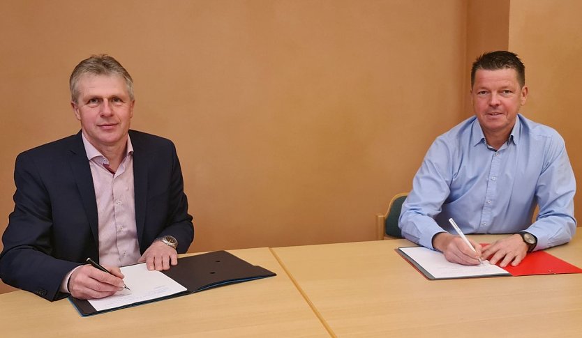 Gerbothe (links) und Eisenschmidt unterzeichnen den Vertrag (Foto: Gemeinde Hohenstein)