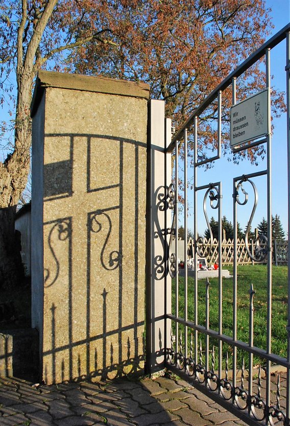 Der Eingang zum Friedhof in Greifenhagen bei Hettstedt. Im späten Nachmittagslicht des Herbstes wirft das Tor einen besonderen Schatten auf den Pfeiler (Foto: Jochen Miche )