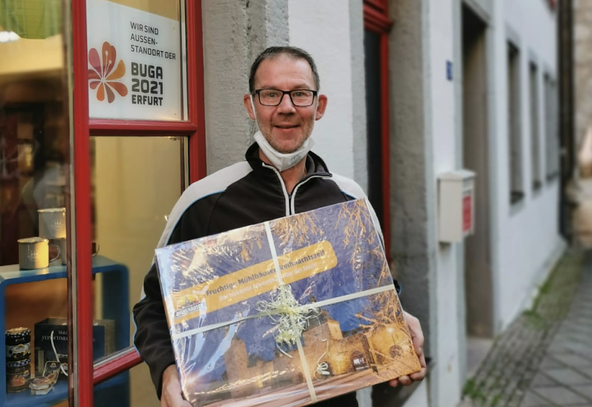 Max Blank freut sich über den Mühlhäuser Adventskalender (Foto: Tourist Information Mühlhausen)